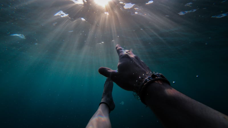 Groter dan de Helper is de nood niet